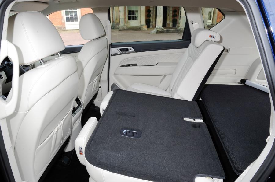 Интерьер SsangYong Rexton Ultimate 2017 года  (UK) (фото 9 из 12)